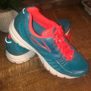 NEW CONDITION BROOKS LAUNCH SIZE 8.5